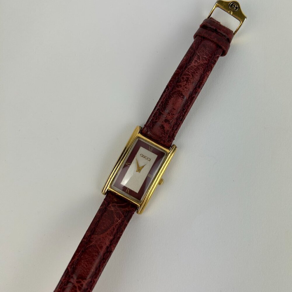 GUCCI 2600M Vintage Women's Quartz Watch Red Leather band - Picture 2 of 10